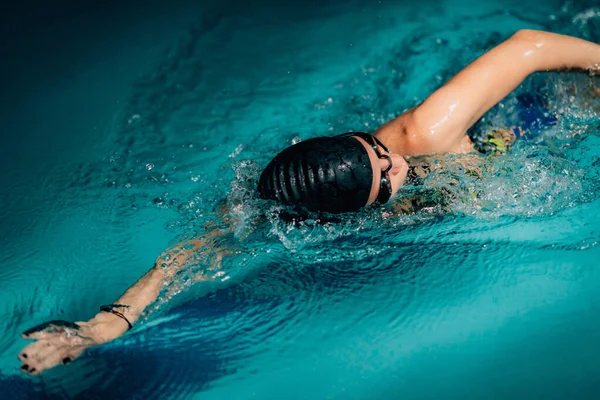 Mulher Jovem Nadando Piscina Interior — Fotografia de Stock