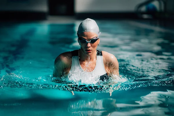 Mulher Nadando Piscina — Fotografia de Stock