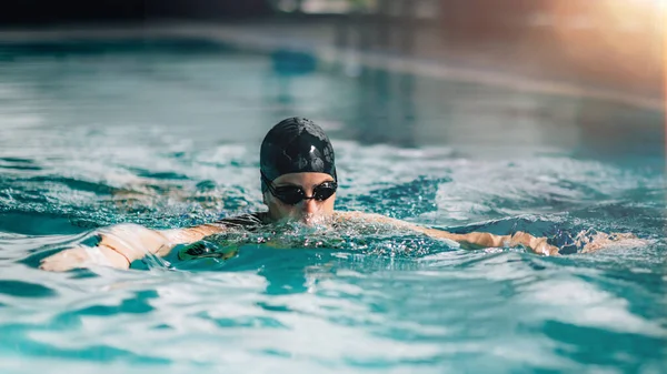 Жінка Плаває Басейні — стокове фото