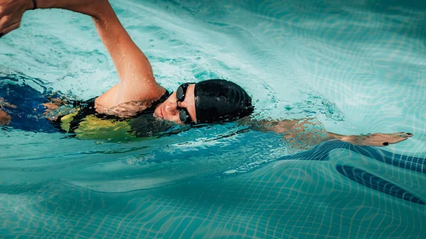 Ψυχαγωγικό Μέτωπο Συρθεί Κολύμβηση Στην Πισίνα — Φωτογραφία Αρχείου