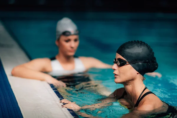 Mladé Ženy Odpočívají Bazénu Vnitřním Bazénu Rekreační Koupání — Stock fotografie