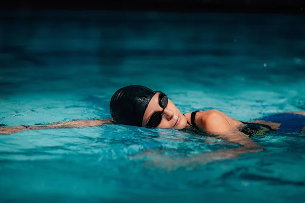 Νεαρή Γυναίκα Κολύμπι Στην Εσωτερική Πισίνα — Φωτογραφία Αρχείου