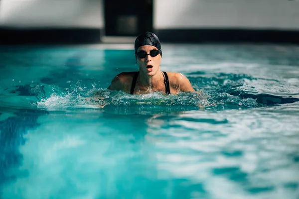 Yüzme Havuzunda Yüzen Kadın — Stok fotoğraf