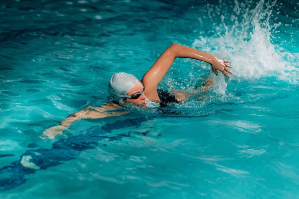 Junge Frau Schwimmt Hallenbad — Stockfoto