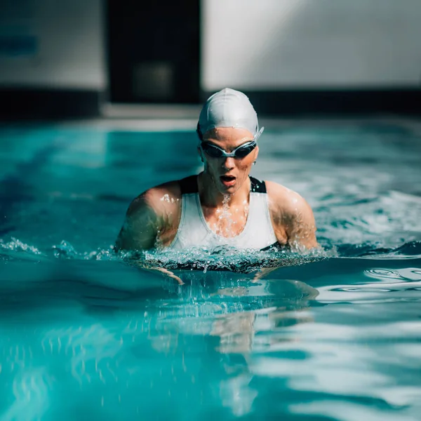 Vrouw Zwemmen Het Zwembad — Stockfoto