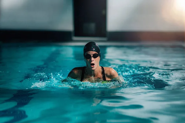 Vrouw Zwemmen Het Zwembad — Stockfoto