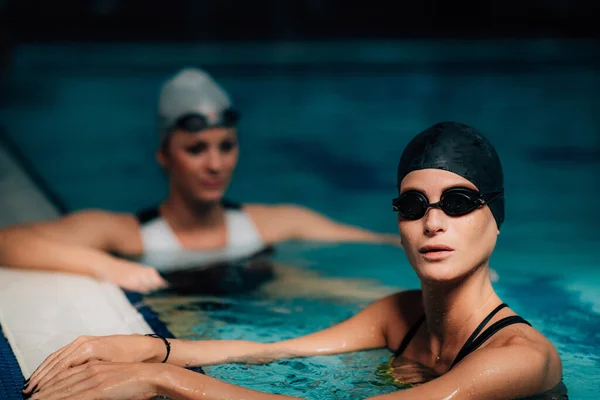 Genç Kadınlar Dinleniyor Havuz Kenarında Kapalı Havuz Eğlence Amaçlı Yüzme — Stok fotoğraf