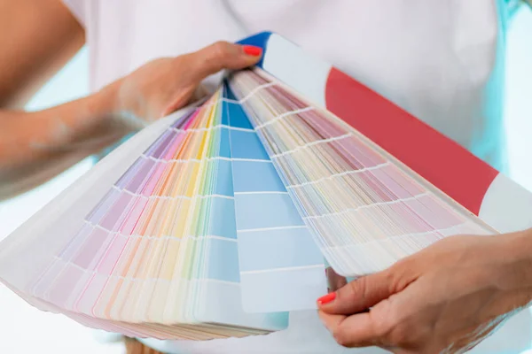 Interior Designer Scegliere Colori Dalla Tavolozza Dei Colori Pareti — Foto Stock