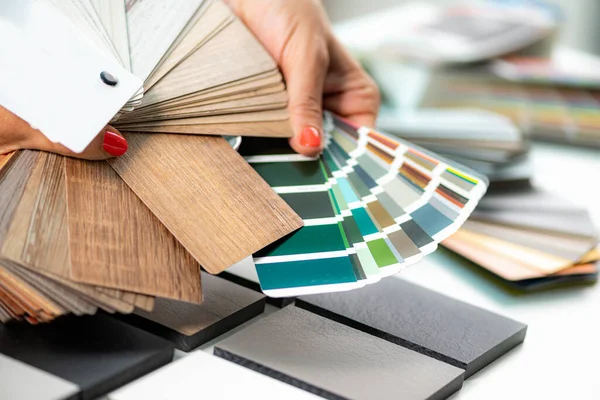 室内设计人员匹配颜色样本 选择紧凑板和彩色调色板材料样品 — 图库照片