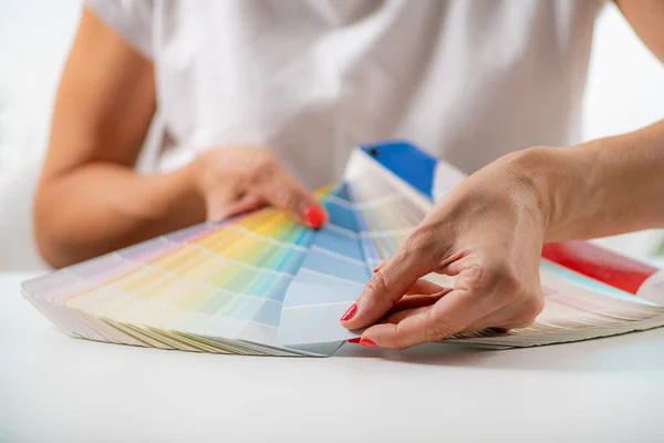 Projektant Wnętrz Wybiera Kolory Palety Kolorów Dla Ścian — Zdjęcie stockowe