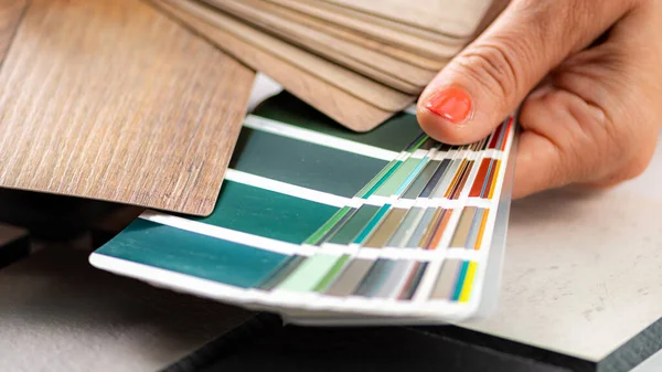 室内设计人员匹配颜色样本 选择紧凑板和彩色调色板材料样品 — 图库照片