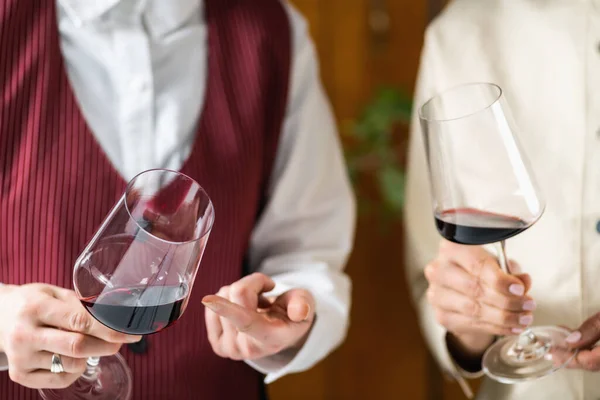 Sommelier Bir Şarap Kadehi Tutuyor Kırmızı Şarabın Görünümünü Değerlendiriyor Rengine — Stok fotoğraf