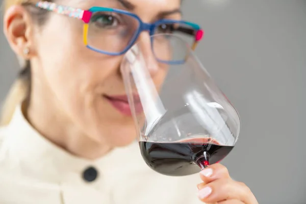 Şarap Tatma Bir Kadın Kırmızı Şarap Tatmaktan Şarabın Lezzetlerinden Aromalarından — Stok fotoğraf
