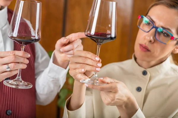 Avaliação Qualidade Vinho Sommelier Explicando Estudante Como Avaliar Qualidade Vinho — Fotografia de Stock