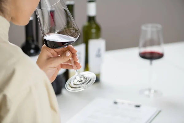 Vinprovning Kvinna Njuter Rödvinsprovning Njuter Vinets Smaker Och Aromer — Stockfoto
