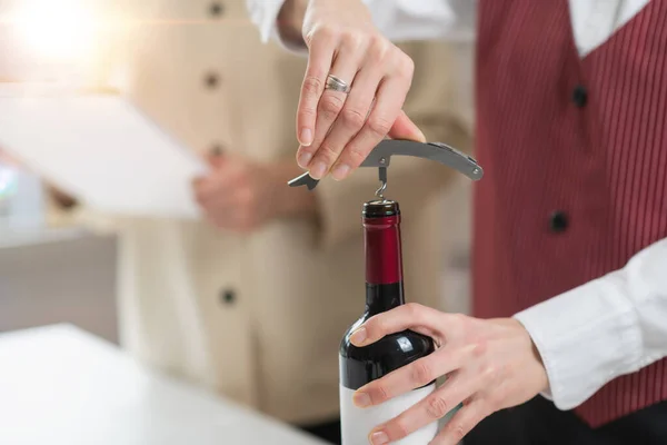 ワイン教育コース ソムリエはコルクにコルク栓を挿入する方法を示しています これはワインボトルを開くための基本的なスキルです — ストック写真