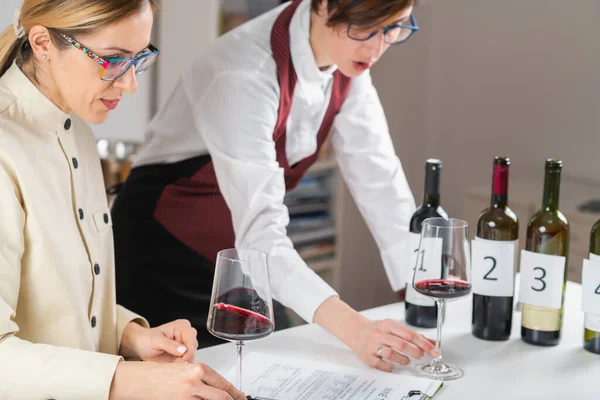 ブラインドワインの試飲 ワインの異なる種類を識別します 参加者は ブラインドテイスティング中にさまざまな種類のワインを味わい 識別し さまざまなブドウ品種の特徴を特定することを学びます — ストック写真