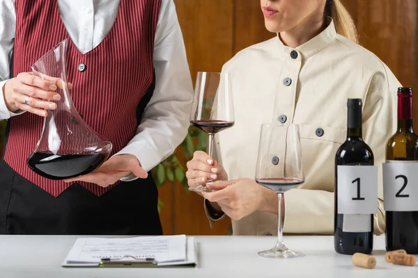 Vinprovning Kvalitetsbedömning Sommelier Tittar Vinet Karaff Och Förklarar Hur Man — Stockfoto