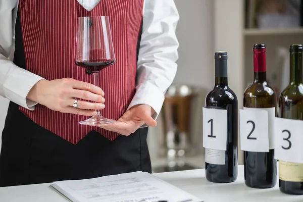 赤ワインのグラスを持っている制服のソムリエ — ストック写真