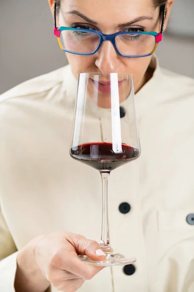 Δοκιμή Κρασιού Μια Γυναίκα Απολαμβάνει Μια Δοκιμή Κόκκινου Κρασιού Απολαμβάνοντας — Φωτογραφία Αρχείου