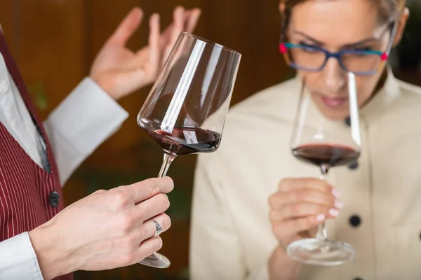 葡萄酒质量评估 Sommelier向学生解释如何根据葡萄酒的外观来评价葡萄酒的质量 — 图库照片