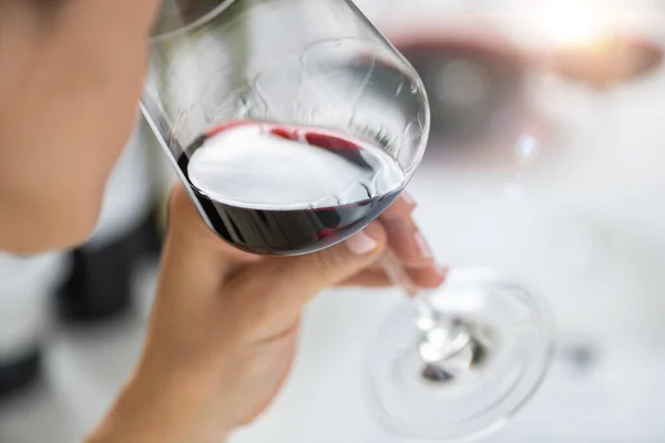 ワインの試飲 女性は赤ワインの試飲を楽しんで ワインの味と香りを保存します — ストック写真