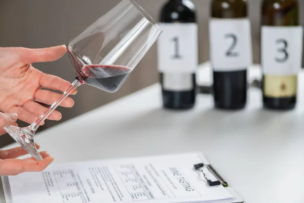 ブラインドワインの試飲 ワインの異なる種類を識別します 参加者は ブラインドテイスティング中にさまざまな種類のワインを味わい 識別し さまざまなブドウ品種の特徴を特定することを学びます — ストック写真