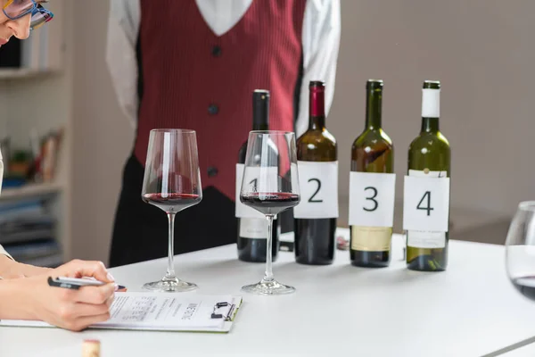 Degustação Cega Vinhos Identificando Diferentes Tipos Vinhos Participantes Provam Identificam — Fotografia de Stock