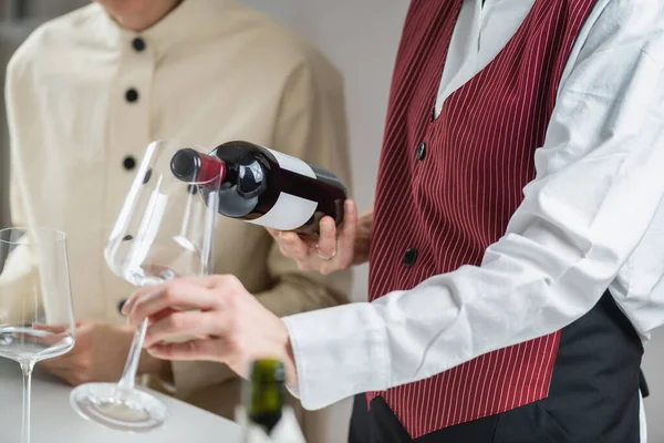 Expérience Dégustation Vin Sommelier Verse Vin Rouge Une Bouteille Dans — Photo