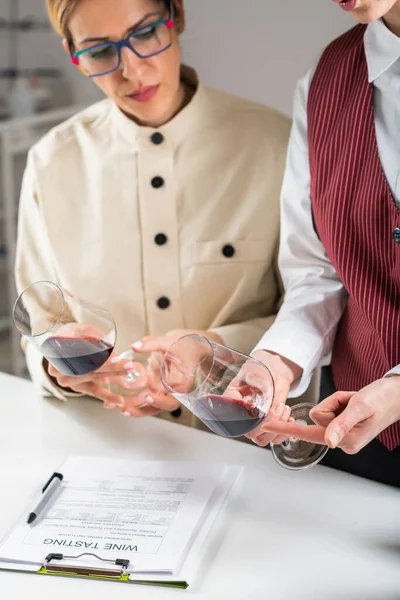 Provning Rött Vin Deltagarna Jämför Färgerna Olika Röda Viner Vinprovning — Stockfoto