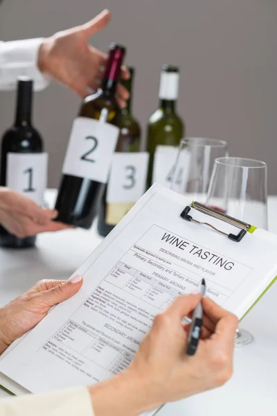 Preenchendo Formulário Degustação Vinhos Degustação Vinhos Convidado Avalia Características Vinho — Fotografia de Stock