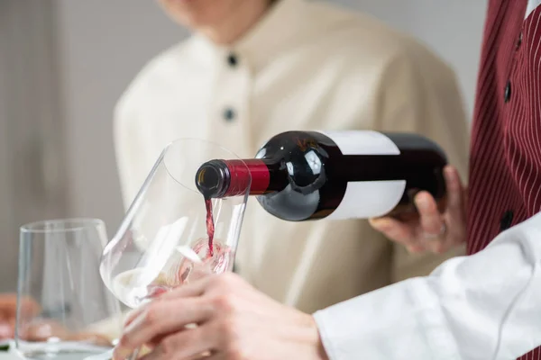 品酒经验 酒保将红酒从酒瓶倒入酒杯中 展示了为客人提供葡萄酒的适当技巧 — 图库照片