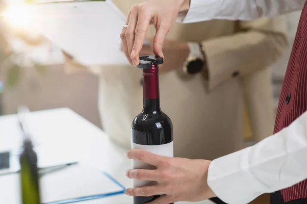 Wijn Proeven Ervaring Sommelier Verwijdert Folie Die Bovenkant Van Een — Stockfoto