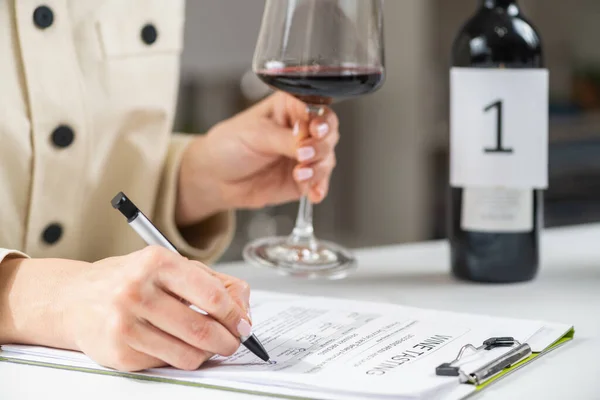 Blinde Wijnproeverij Waarbij Verschillende Soorten Wijnen Worden Geïdentificeerd Deelnemers Proeven — Stockfoto