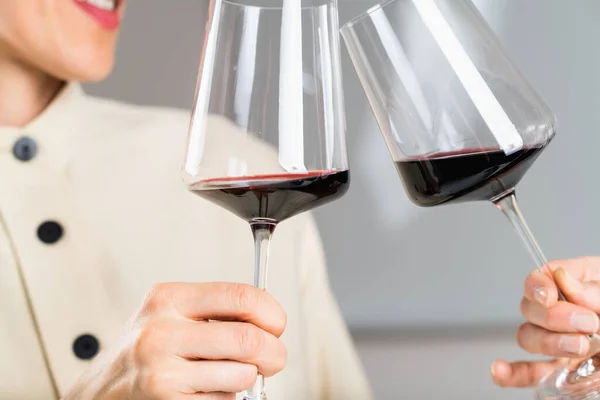 Rostning Med Rött Vin Vinprovning Kvinnlig Gästskål Med Ett Glas — Stockfoto