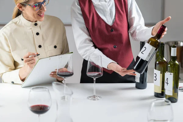 Blinde Wijnproeverij Waarbij Verschillende Soorten Wijnen Worden Geïdentificeerd Deelnemers Proeven — Stockfoto