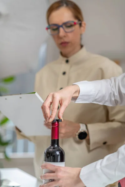 Wine Tasting Experience Sommelier Removes Foil Covering Top Wine Bottle — Stock Photo, Image