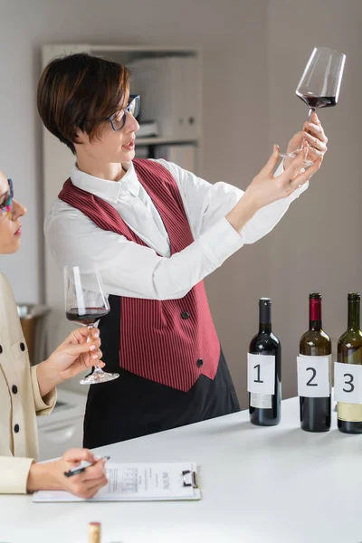 Sommelier Holds Wineglass Evaluates Appearance Red Wine Looking Its Color — Stock Photo, Image