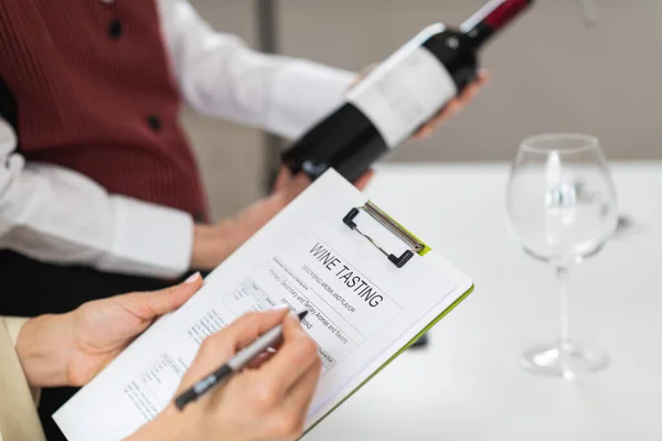 Warsztaty Degustacji Wina Uczestnicy Wypełniają Formularz Degustacji Wina Zwracając Uwagę — Zdjęcie stockowe