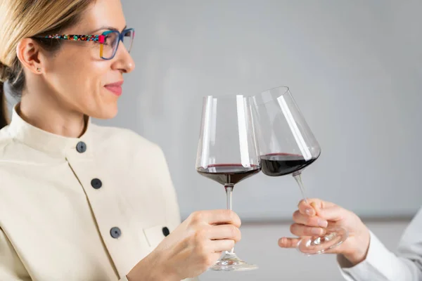 Rostning Med Rött Vin Vinprovning Kvinnlig Gästskål Med Ett Glas — Stockfoto