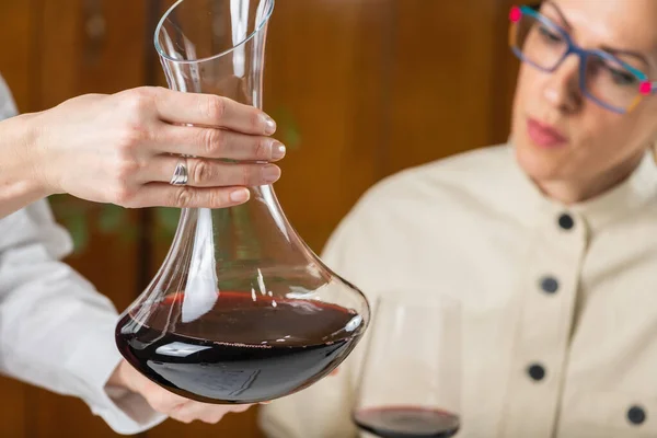 Vinprovning Kvalitetsbedömning Sommelier Tittar Vinet Karaff Och Förklarar Hur Man — Stockfoto