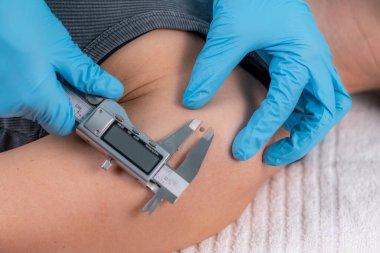 Dermatolog tam olarak proaktif deri sağlığı yönetimi için bir köstebeği ölçüyor, potansiyel riskleri ve önleyici tedbirleri değerlendiriyor. Erken teşhis için düzenli köstebek izleme ve cilt kanseri tedavisinin önemi. 