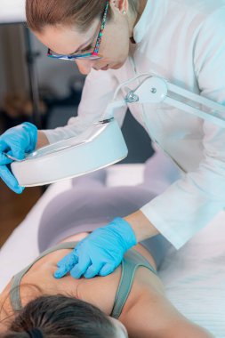 Deri beninin dermatolojik incelemesi, teşhis ve tedavi için hayati önem taşıyor..  