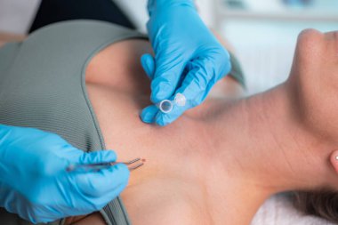 Cilt lezyonlarını inceleyen dermatolog, doğru teşhis ve kişisel bakım için hayati kavrayışlar ortaya çıkardı.. 