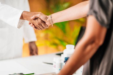 İşlevsel tıp doktoru hastayla el sıkışıyor