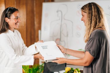 İşlevsel tıp pratisyeni müşteriye kişisel sağlık raporu veriyor