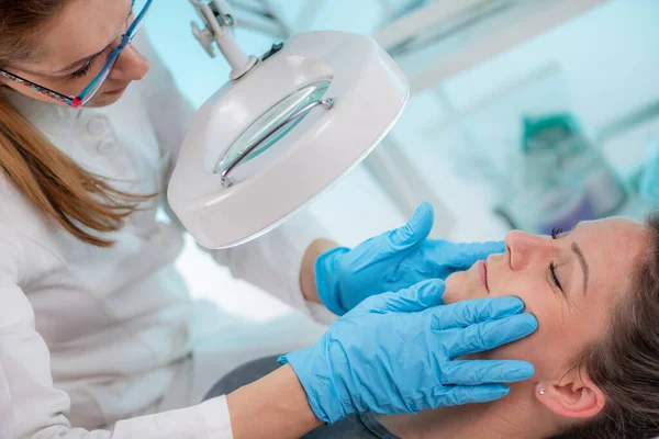 Badanie Skóry Pacjenta Pod Kątem Zmian Dermatologicznych Proces Diagnostyczny Mający — Zdjęcie stockowe