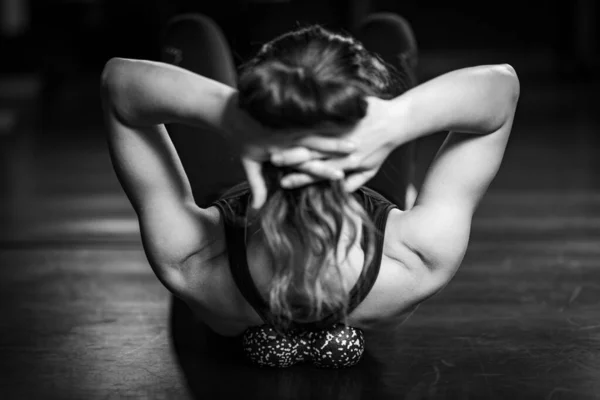 Using Duoball Foam Ball Self Massage Muscles Gym — Stok fotoğraf