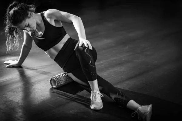 Γυναίκα Χρησιμοποιώντας Ρολό Αφρού Για Αυτο Μασάζ Μυών Στο Γυμναστήριο — Φωτογραφία Αρχείου