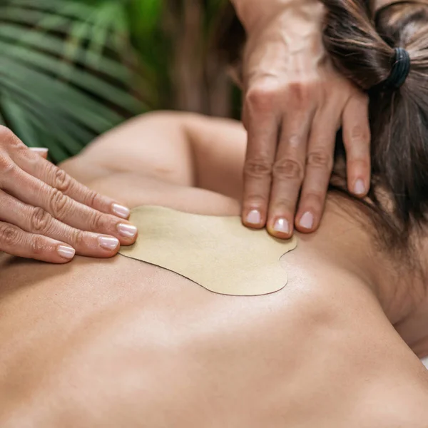 Back Pain Relieving Herbal Patches Mão Feminina Aplicando Adesivo Patch — Fotografia de Stock